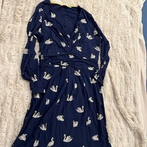 Women’s Boden tunic dress swan print. Size 6R.